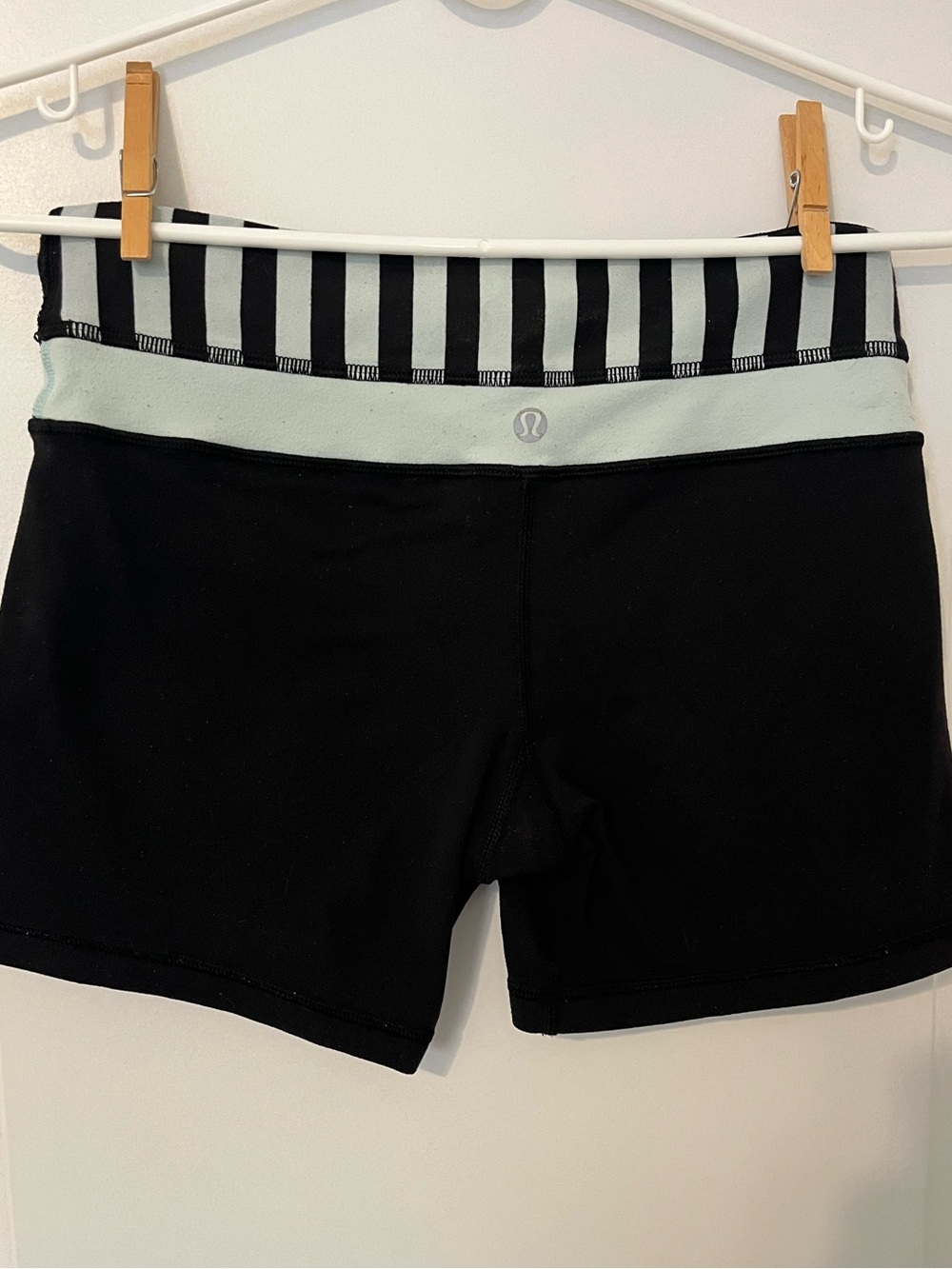 Lululemon Reverse Groove Short - Picture 3 of 7